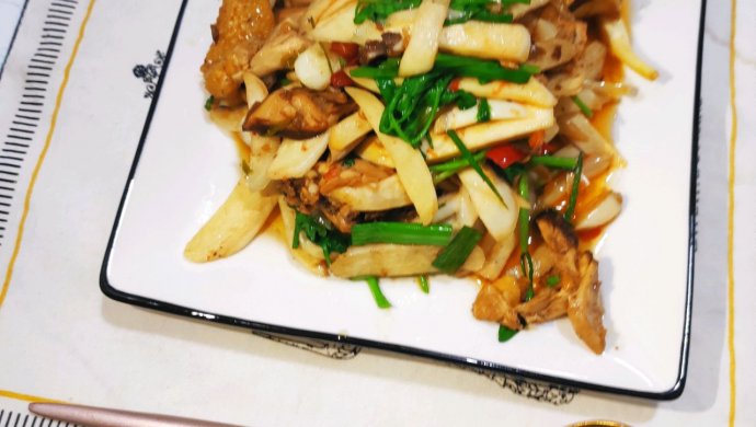 三黄鸡茭白，脆嫩鲜美
