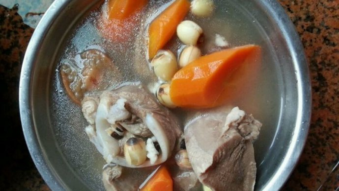 萝卜莲子芡实猪舌汤