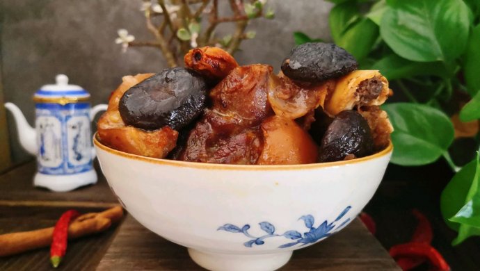 冬菇炖猪肘子