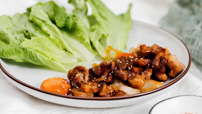 生菜配香烤五花肉