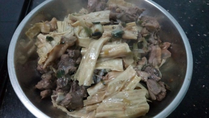 鸭肉煮腐竹