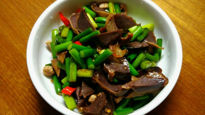 蒜苗炒鸭胗
