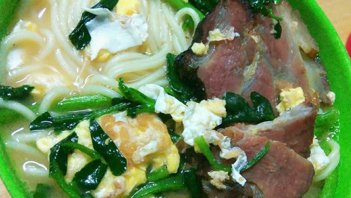 熏肉鸡蛋汤面（有最爱的西洋菜哦(′-ω-`)）
