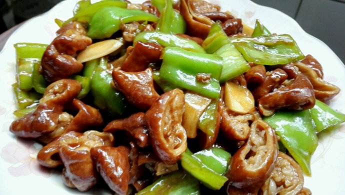 尖椒肥肠，好吃的不行的快手菜。