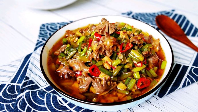 鸡胗炒蒜薹
