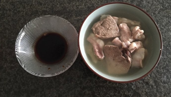 和爸爸一起喝碗猪杂汤吧！广式猪杂汤，极其简单～