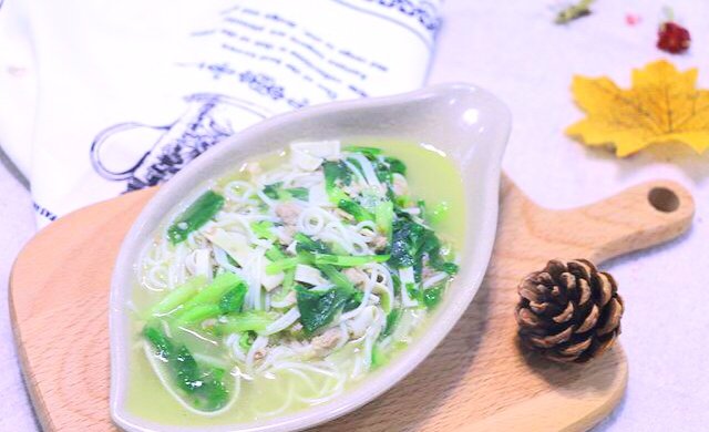 鸡汤面 宝宝营养辅食，鸡腿+小青菜+百叶丝