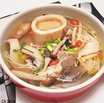 牛棒骨菌菇汤