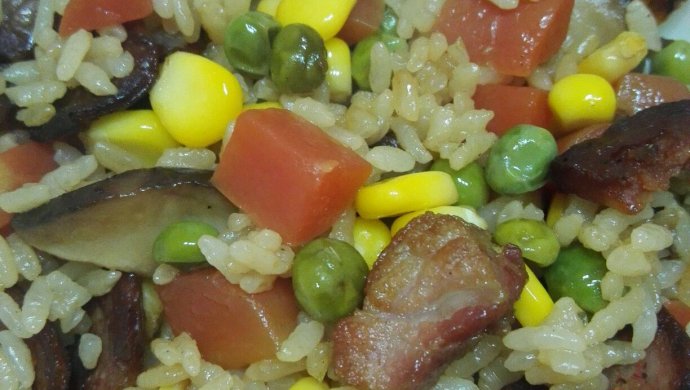 香肠熏肉什锦饭