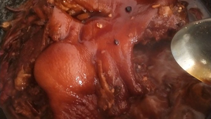 卤肘子