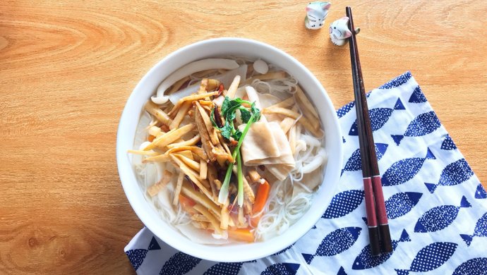 冬日暖心|出租屋|最爱超多料的一碗榨面（含牛骨汤做法）