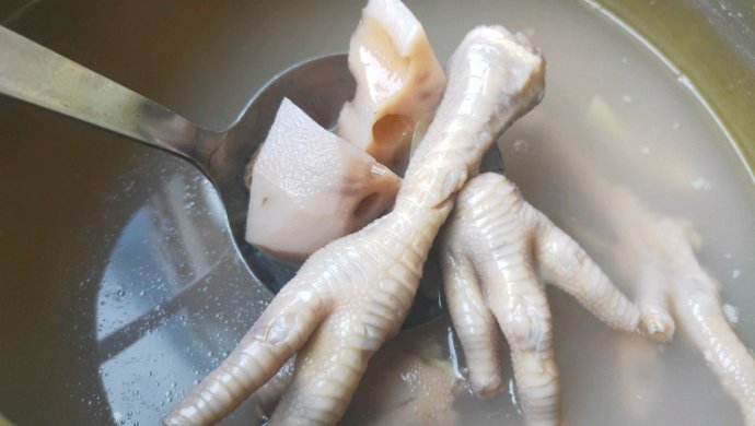 广东老火汤:莲藕煲鸡脚排骨