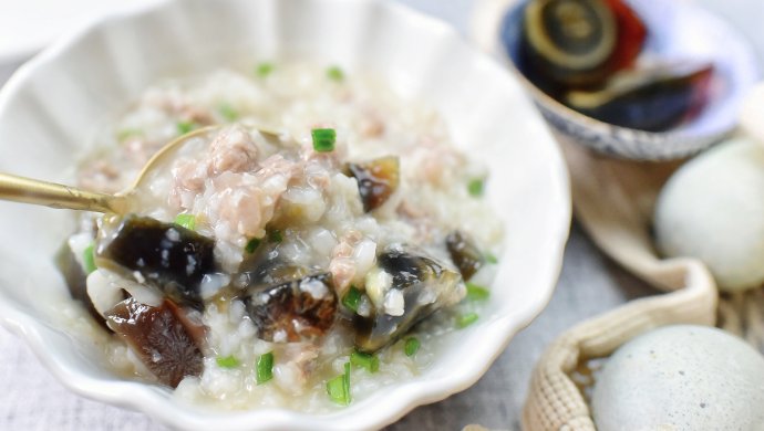 生滚牛肉皮蛋粥