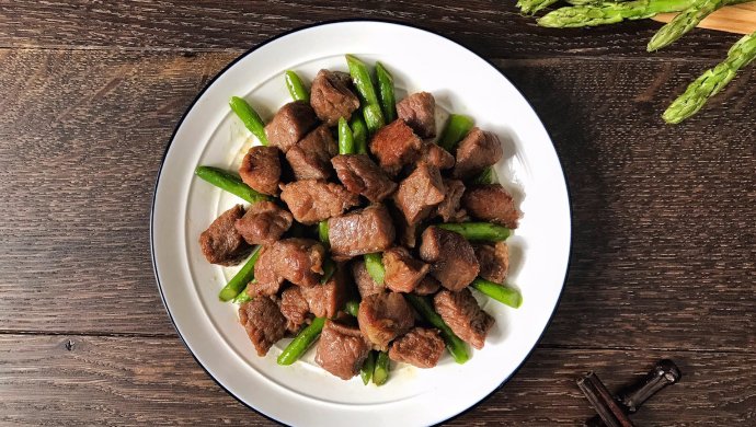 芦笋炒牛肉粒