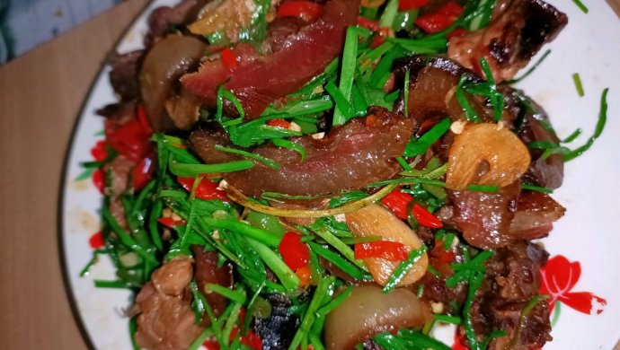 野葱炒腊猪脸