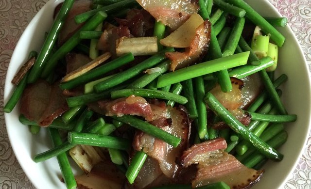 熏肉炒蒜苔