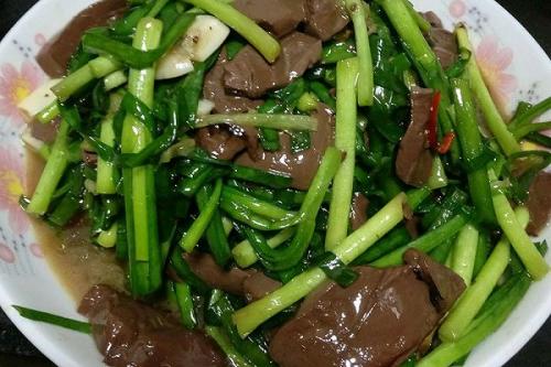 韭菜煮猪红