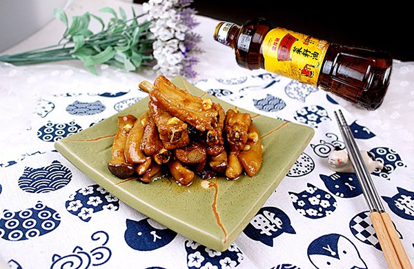 蒜香鸡腿菇焖排骨