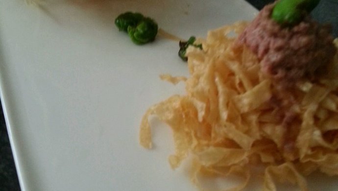 酥皮鹌鹑蛋佐鹅肝酱