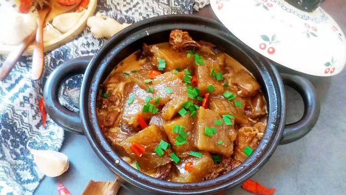 山粉圆烧鸭煲