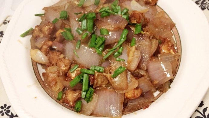 洋葱炒脆骨