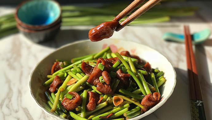 蒜苗炒肥肠