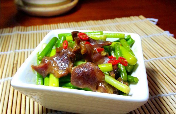 腊味也能小清新：蒜薹炒鸭胗