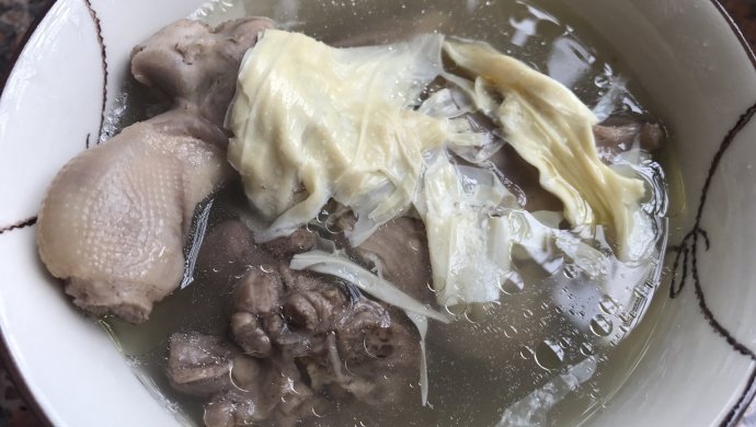 老鸭莲子腐竹汤