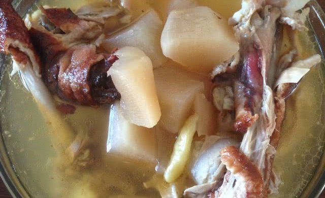 酸萝卜鸭架汤