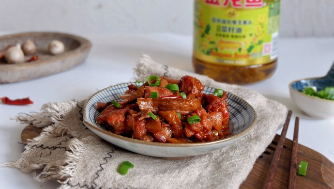笋尖焖鸭腿
