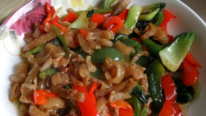 红绿椒小青菜红烧猪肉皮