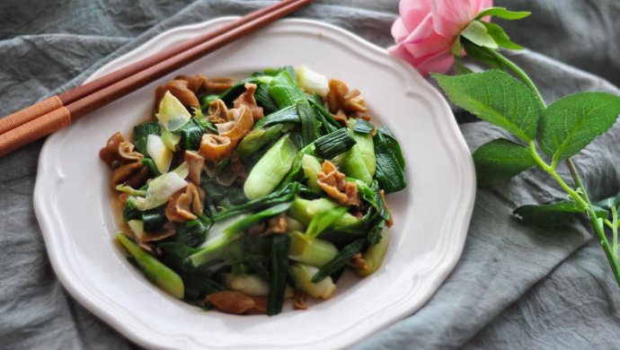 【小砖头UP妈妈菜】愿意给你煮大蒜炒肥肠的，一定是真爱了！