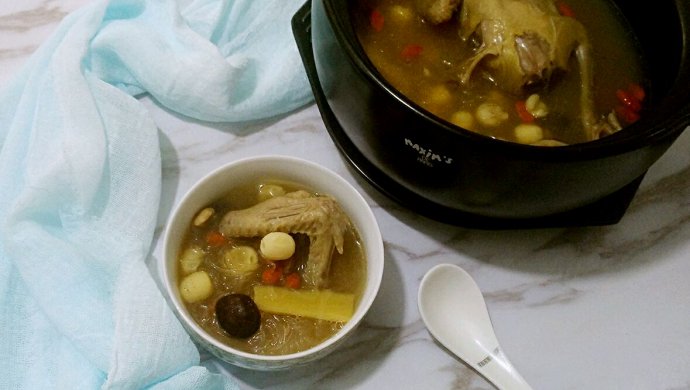 莲子香菇乳鸽汤