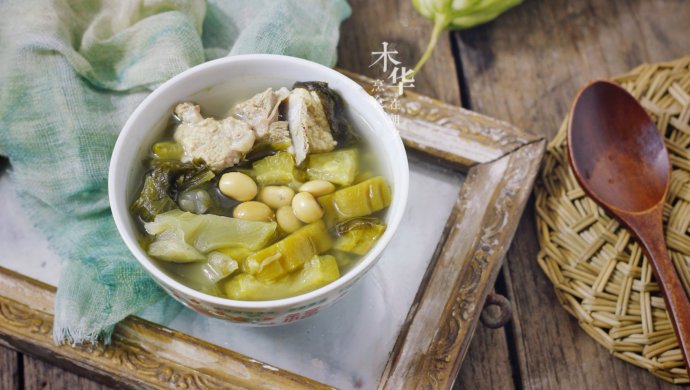 夏天解腻汤，苦瓜黄豆酸菜叶龙骨汤