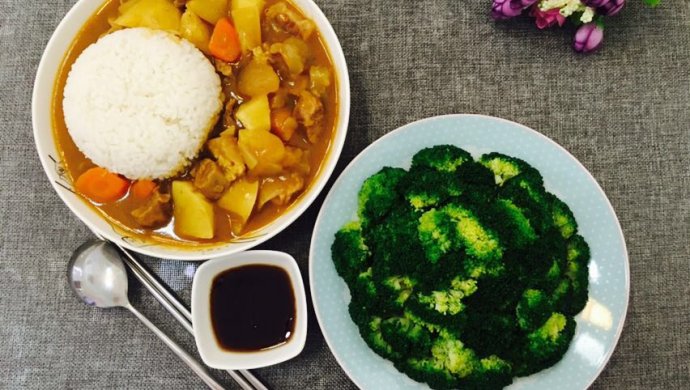 咖喱牛肉饭配西兰花