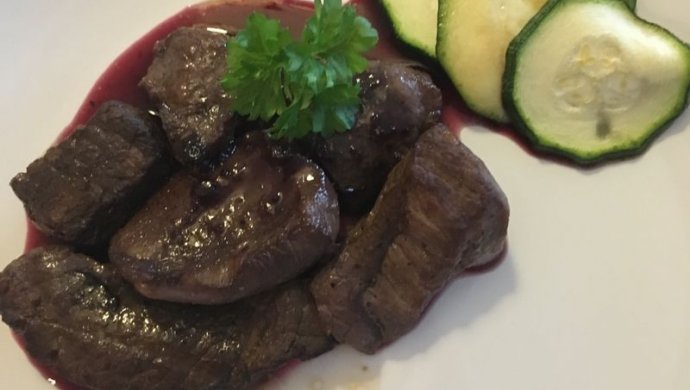 蓝莓酱佐红酒烤鹿肉