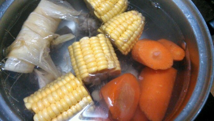 玉米胡萝卜汤（鸡骨架汤）