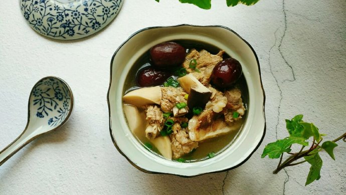排骨炖鸡腿菇