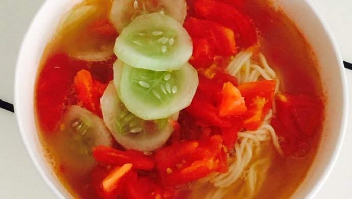 番茄黄瓜龙骨汤面