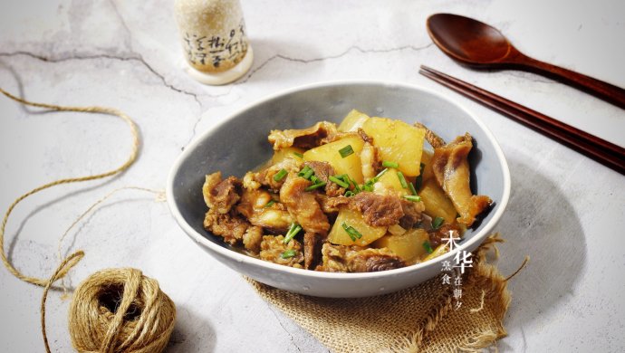 白萝卜炖牛筋巴脑，好吃得汤汁都要拌饭