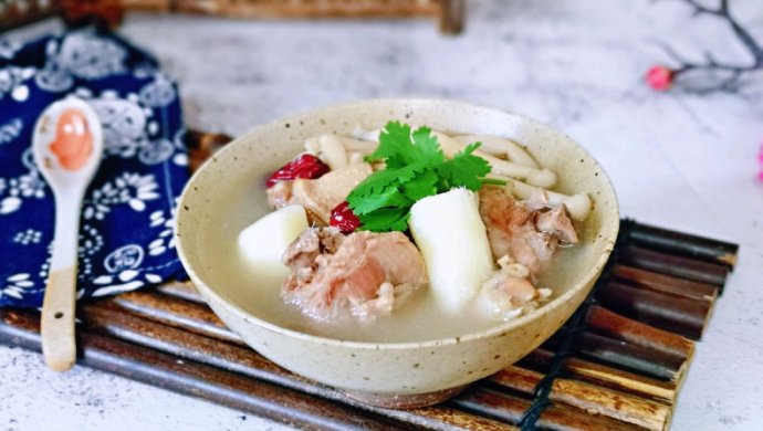 鸭肉山药海鲜菇汤