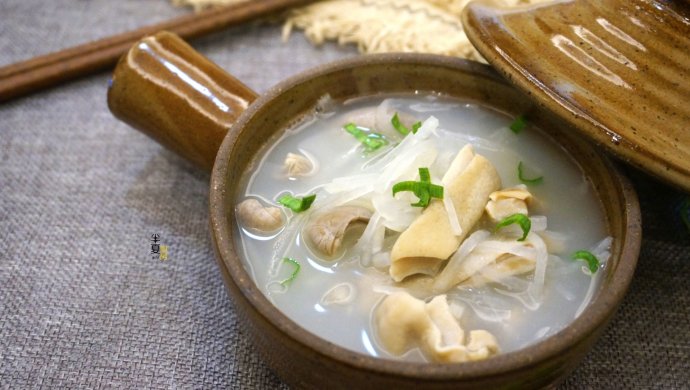 【猪肚炖白萝卜】春季清肺止咳,汤白肚软,鲜香回味。