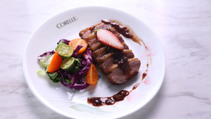 高级又容易做的草莓酱黑醋汁鸭胸肉
