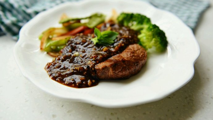 黑椒牛排配时蔬――自己熬制黑椒汁儿