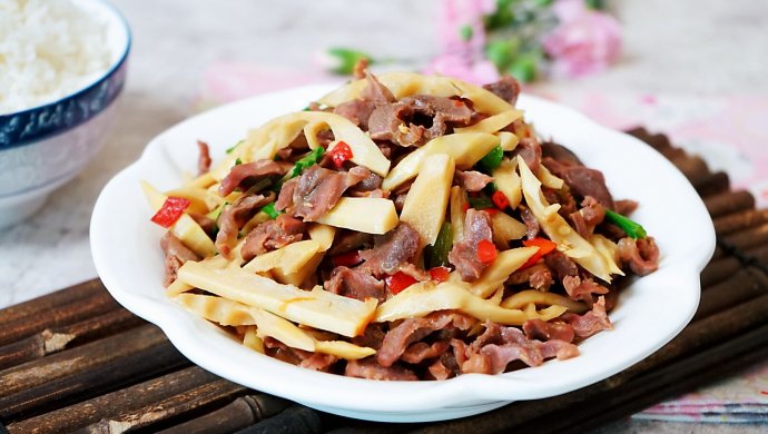 开胃下饭又热量低的泡椒春笋炒鸡胗