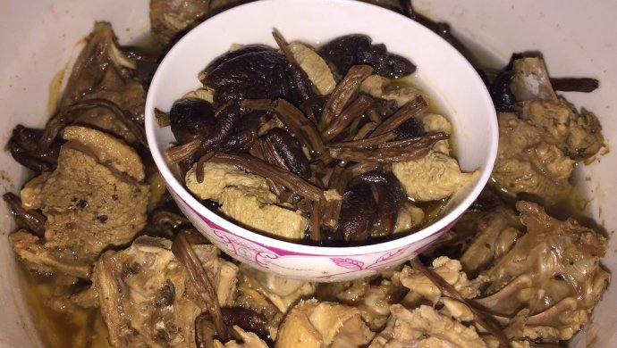 茶树菇焖鸭肉