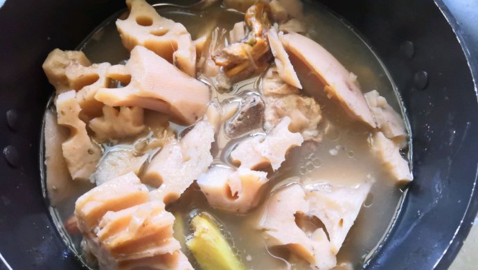 广式老火汤:莲藕章鱼煲猪骨