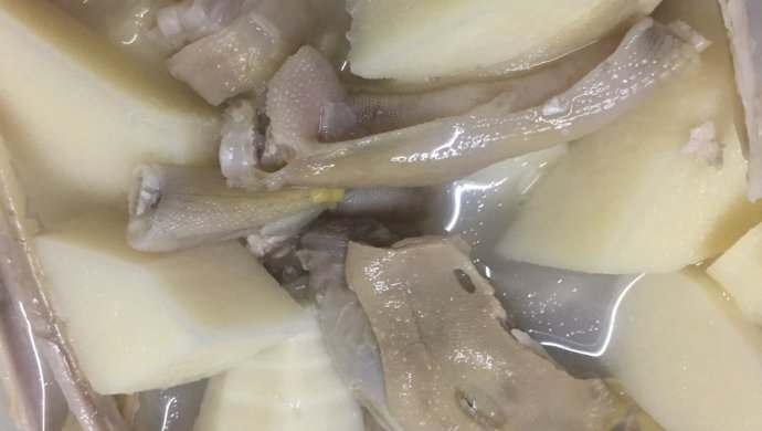 鸭头、鸭爪鲜笋汤