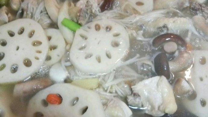 香菇炖三黄鸡汤