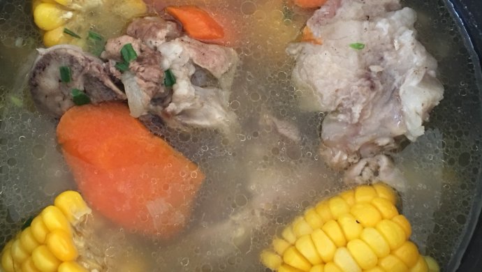 筒子骨炖玉米胡萝卜